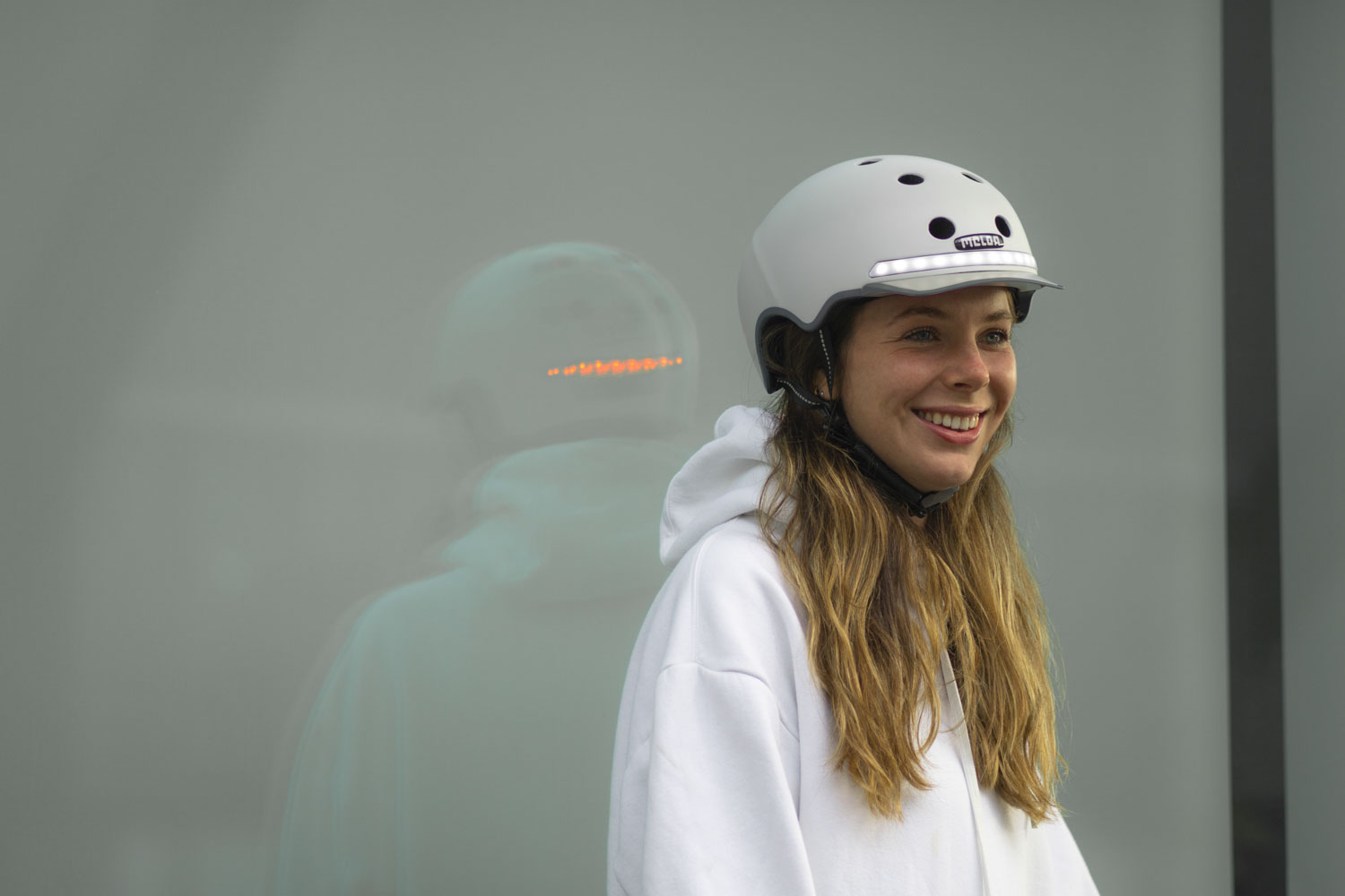 nieuwsfiets-showroom-melon-helm-maakt-fietsers-zichtbaar-in-het-donker